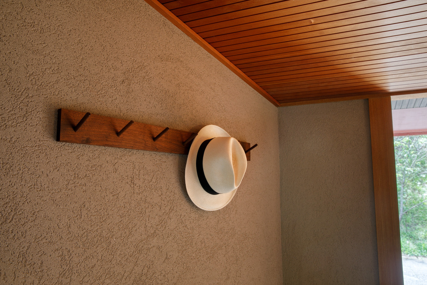 天然木の壁かけコートかけ